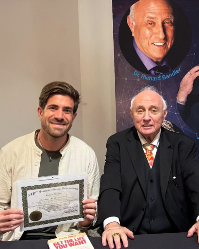 Davide Allegretta con Richard Bandler e il certificato di Licensed Trainer of NLP