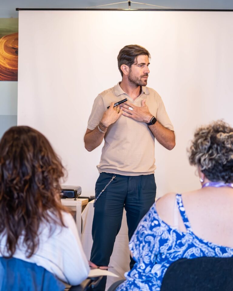 Davide Allegretta mentre forma un gruppo in aula